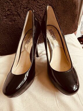 CLEAN MICHAEL KORS HEELS - SZ 7M